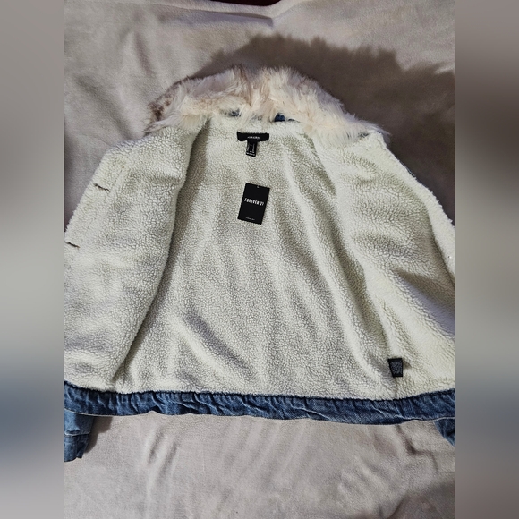 NWT FOREVER 21 WOMEN'S Blue Denim Jacket Size Medium - Picture 3 of 9